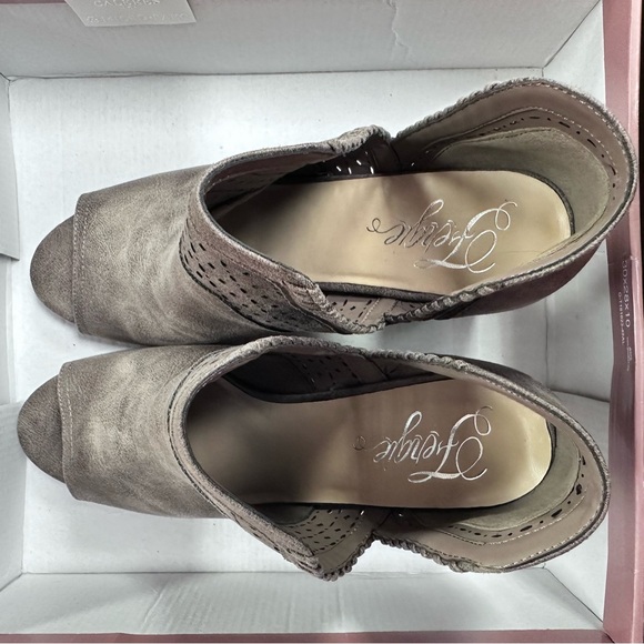 Fergie Harrison Suede Leather Doe Open Toe Bootie Block Heel Size 11 M - Picture 5 of 10